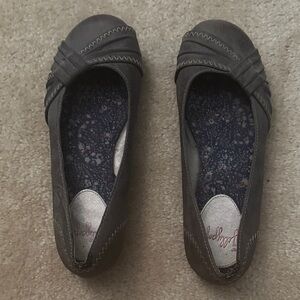 Jellypop Women's Charcoal Flats with Zigzag Stitching